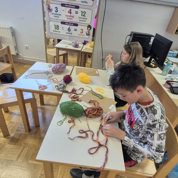 USTVARJALNE URE KVAČKANJA – PRIDNE KRŠKE ROKE IN PETOŠOLCI